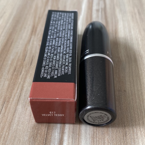 ❤️ M·A·C Cosmetics Matte Lipstick in Velvet Teddy - Picture 10 of 10